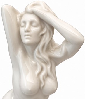 ROMANTISKE GAVER. Hvide porcelænsfigur af en nøgen kvinde