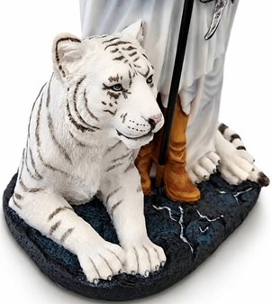 DEKORATION TIL STUEN. Polyresin figur af Troldmand med hvid tiger