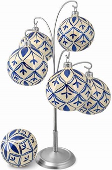 Glas juletræskugle i porcelænhvid med et blåt mønster. Ø 8 cm. 6 stk