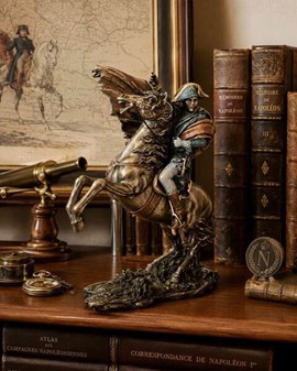 Den ikoniske Napoleon Bonaparte-figur på hesteryg. Skønhed og styrke