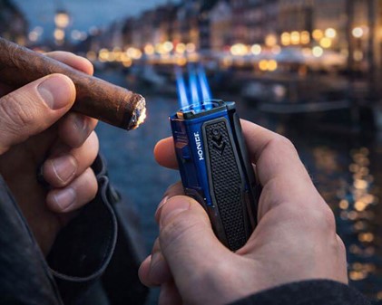 Sort blå cigar lighter. Stormlighter med kraftig firedobbelt flamme