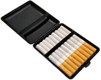 CIGARETETUI METAL. Mystisk Elegance: Sort Cigaretetui med Uglemotiv