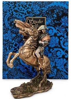 Den ikoniske Napoleon Bonaparte-figur på hesteryg. Skønhed og styrke
