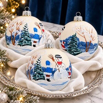 Julekugle glas i hvid mat og et vinterlandskab med en snemand. Ø 10 cm