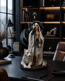 DEKORATION TIL STUEN. Polyresin figur af Troldmand med hvid tiger