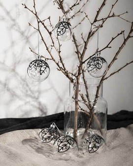 Moderne julekugler i glas – Sort glimmer på gennemsigtig baggrund. Ø 8