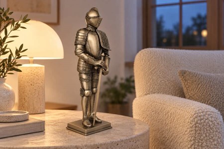 MIDDELALDER RIDDER. Flot bronze figur af ridder med et sværd