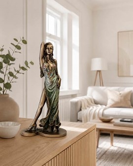 ROMANTISK GAVE TIL HAM. Flot Veronese figur af Kvinde i aftenkjole