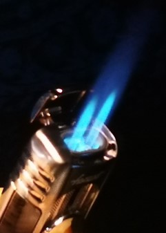 LIGHTER. GAVE TIL HAM OG HENDE. Lightere med dobelt jet flamme