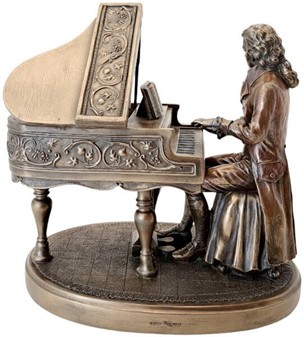 STUE INDRETNING. Unik og realistisk skulptur af Mozart ved klaveret