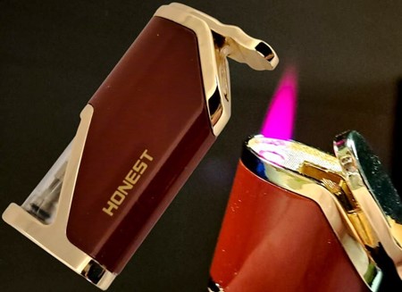 Gaslighter med rød flamme. Tænd Din Stil Med En Fængslende Rød Flamme