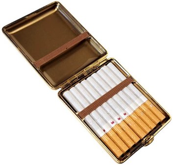 EKSKLUSIV LÆDER CIGARETETUI. Tyske sort etetui med gyldne accenter