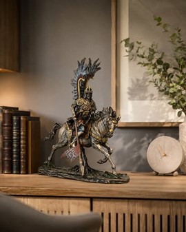 Udsøgt bronze figur af Hussar, polsk kriger på heste. God gave til ham