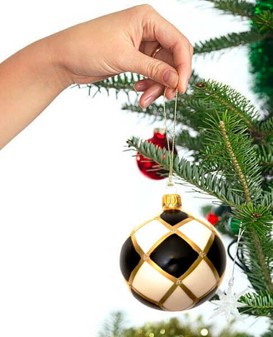 Julens sort-hvide poesi. Håndlavede skakmønstrede glas julekugler