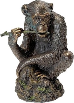 ABE FIGUR. Skulptur af en siddende chimpanse i en naturlig position
