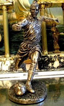 GAVE TIL FODBOLDSPILLER. Smuk fodboldspiller figur til en gave