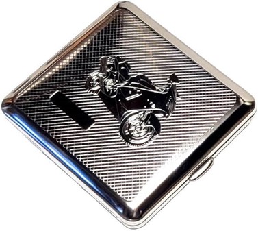 GOD GAVE TIL HAM. Cigaretetui med indgraveret Kawasaki motorcykel