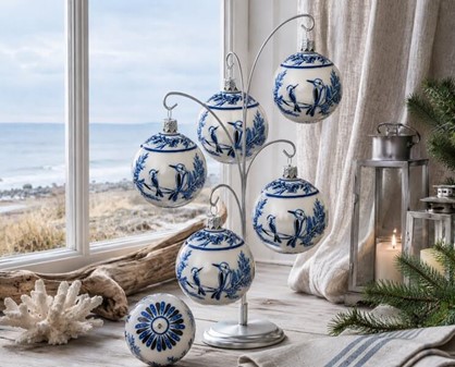 Unikke håndmalede julekugler i porcelæns-look med blå fugle. 8cm, 6stk