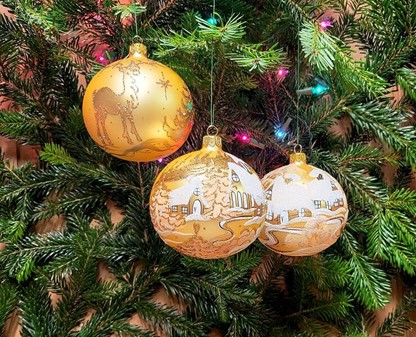 Juletræspynt. Flotte julekugler glas guld med julemotiver. Ø 10cm 6stk