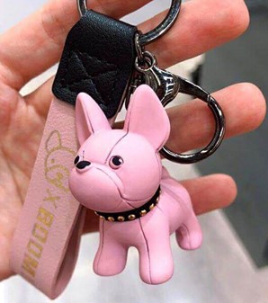 NØGLERING MED HUND. Charmerende pulver pink bulldog. Sjov nøglering