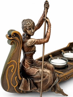 STUE DEKORATION, LYSESTAGE. Bronze figur, kvinde i venetiansk gondol