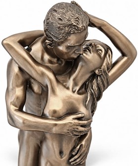 ROMANTISKE FIGURER. Figur af forelsket par i en kærlighed omfavnelse