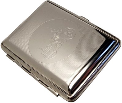 Lille metal cigaretetui med en indgraveret Harley Davidson motorcykel