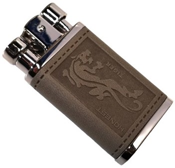 GAVE TIL MANDEN. Lighter i brun læderbinding med den kinesiske motiv