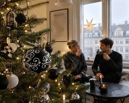 Flot sort julekugle dekoreret med gennemsigtig krystaller. Ø 10 cm