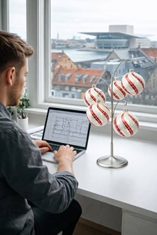 Hvide julekugler glas i hvid emalje farve med rød og hvid dekoration
