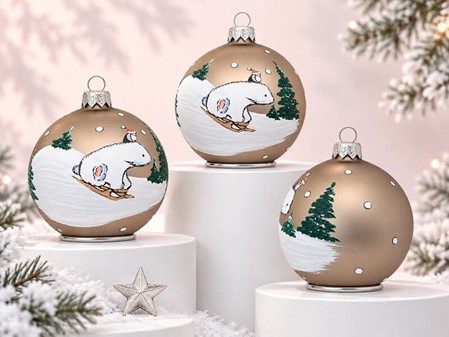 Sjove julekugler i mørkegrå med en hvid bjørn på kælk. Ø 8 cm, 6 stk