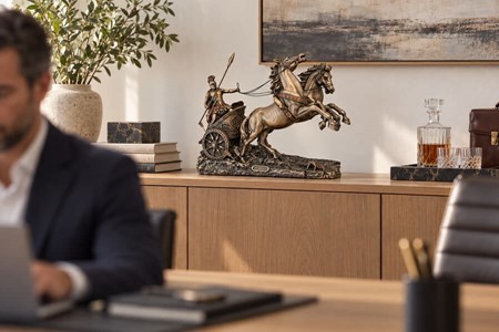 GAVEN TIL HAM PÅ 60. Smuk bronze figur af Achilleus i sin stridsvogn