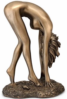 Romantisk bronze figur af en ung nøgen kvinde i provokerende positur