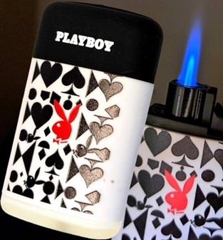 BILLIGE GAVER TIL HENDE. Billig lighter med blå flamme og Playboy-logo