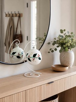 Store julekugler i hvid. Porcelæn blank finish med grøn blade, Ø 15cm