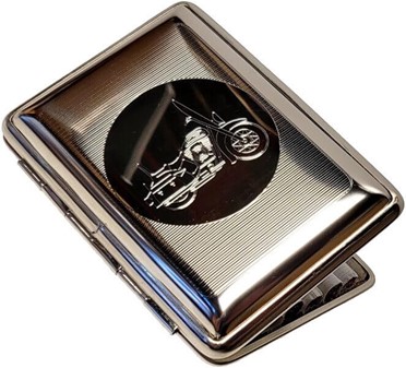 Lille metal cigaretetui med en indgraveret Harley Davidson motorcykel