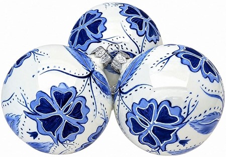 Juledekorationer i glas. Julekugler i porcelæn hvid med blå blomster