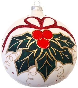Hvid emaljeret stor julekugle med kristtorn og rød sløjfe. Ø 15 cm