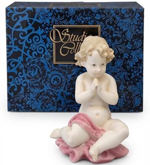 ENGEL FIGUR. Charmerende porcelæn figur. Et symbol på ro og skønhed