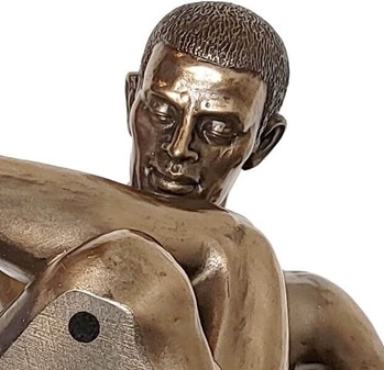 FIGUR MAND. Flot bronzeskulptur af nøgen mand i kunstnerisk stilling