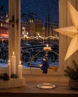 Juletræspynt. Håndlavet glas heks i en blå kjole på en kosteskaft