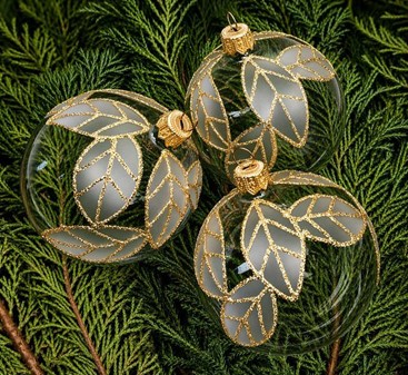 Juletræspynt. Gennemsigtig hvid julekugle med guld glitter blade