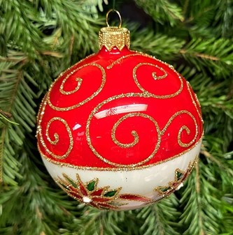 Eksklusive julekugler i rødt og hvidt. Klassisk pynt med glimt i øjet
