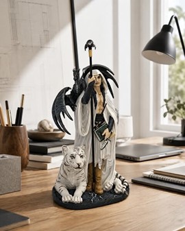 DEKORATION TIL STUEN. Polyresin figur af Troldmand med hvid tiger
