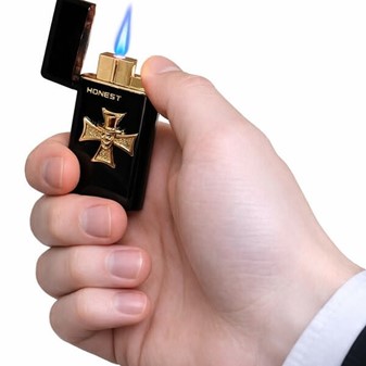 Sort Turbolighter med guldkors og kranium. Kvalitets gas lighter