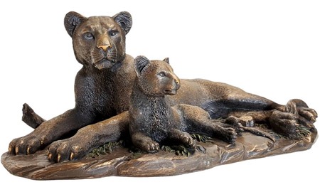 LØVE SKULPTUR. Pynteting til værelset, figur af løvinde med et barn