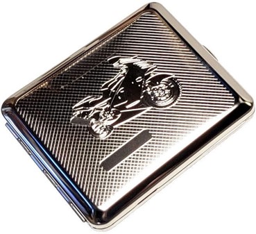 GOD GAVE TIL HAM. Cigaretetui med indgraveret Kawasaki motorcykel