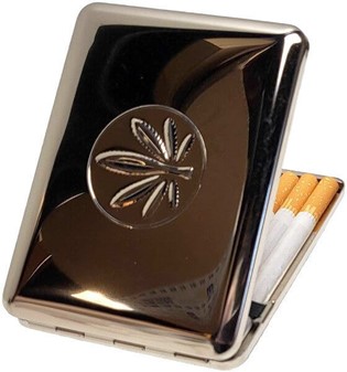 METAL CIGARETETUI. Eetui til lange cigaretter med en cannabis blomst