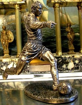 GAVE TIL FODBOLDSPILLER. Smuk fodboldspiller figur til en gave