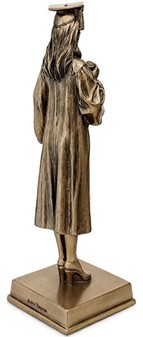 Kandidatgave til hende. Bronzefigur af pige i universitetshue og kappe